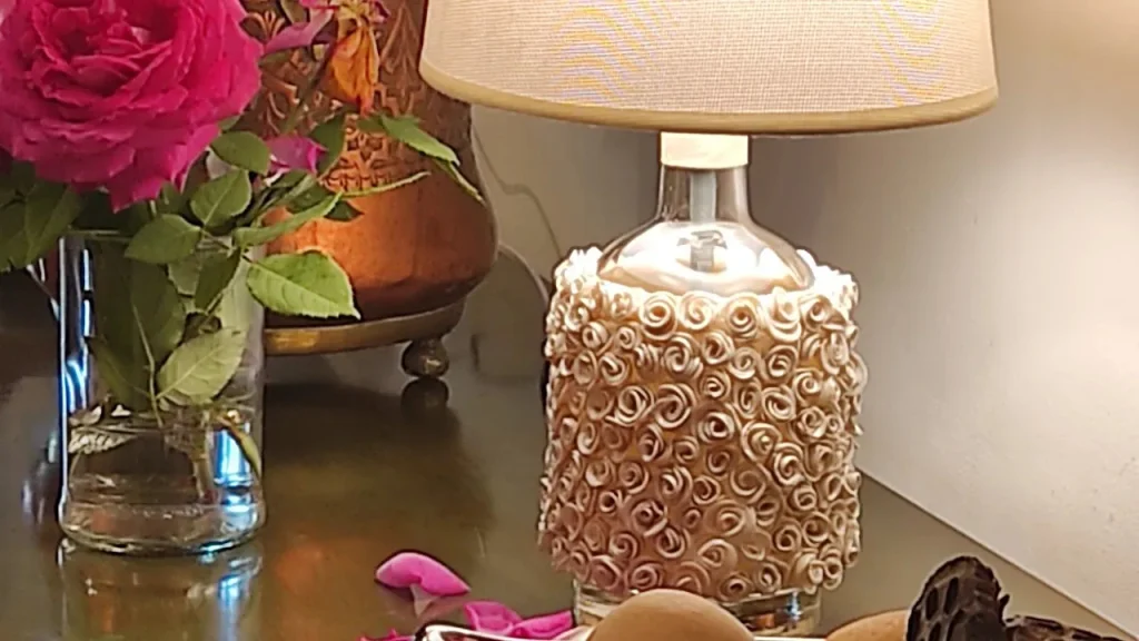 Hago esta lámpara de mesa con una botella de vidrio. Tutorial