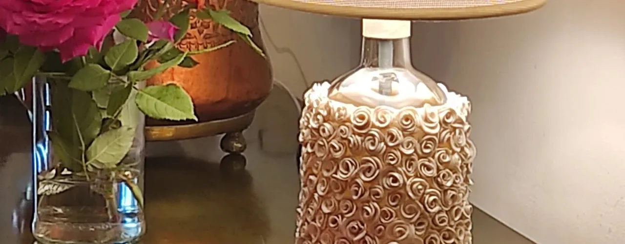 Hago esta lámpara de mesa con una botella de vidrio. Tutorial