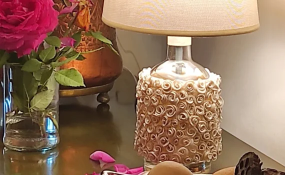 Hago esta lámpara de mesa con una botella de vidrio. Tutorial