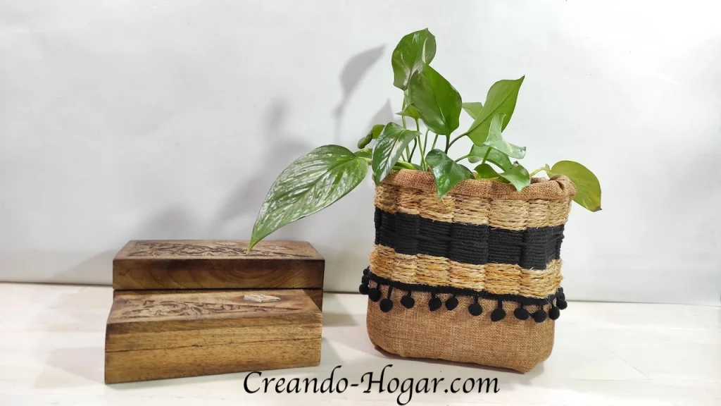 cesto de cuerda y yute con una garrafa de plástico