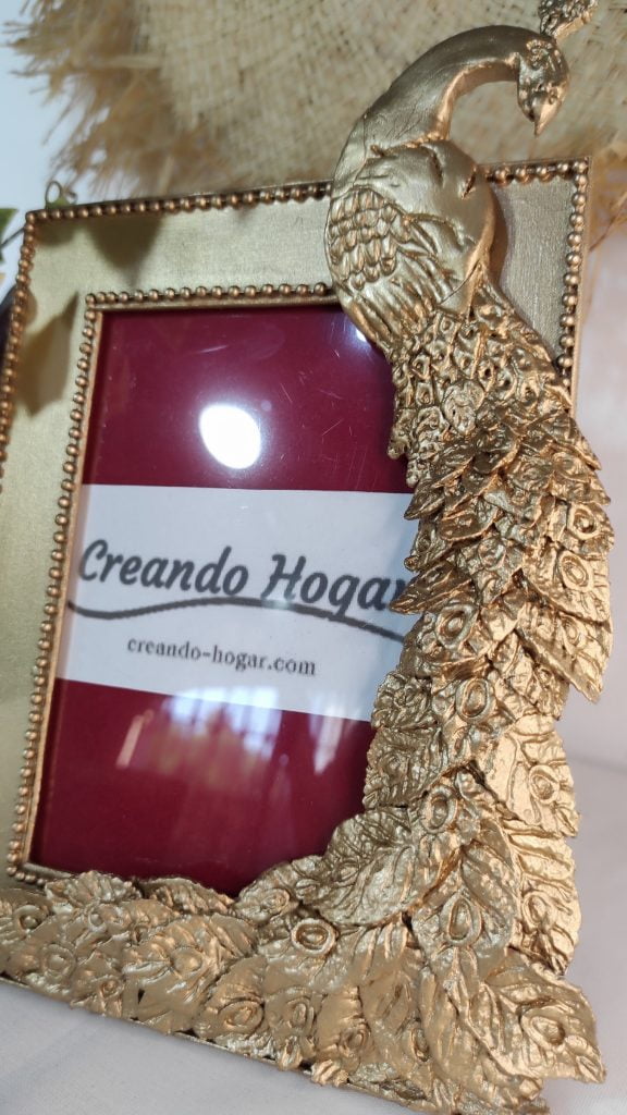 Imagen del marco de fotos con pavo real