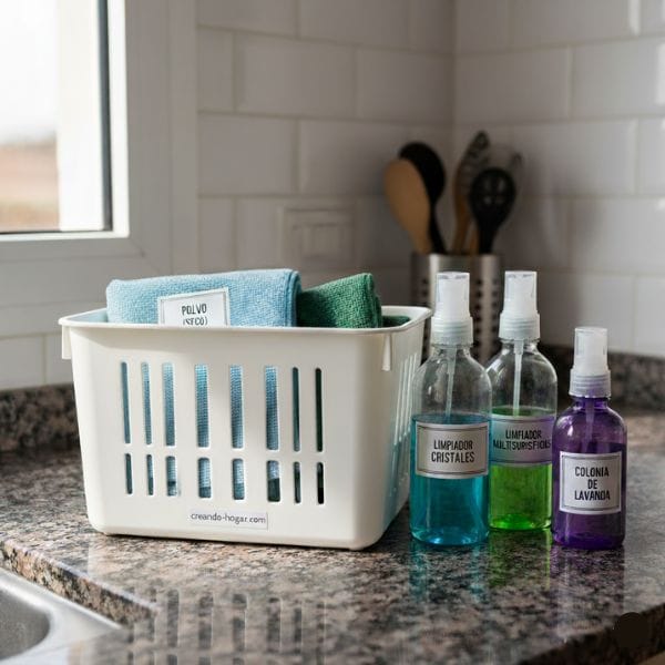 Este es mi "cesta de combate exprés", para limpiezas contrareloj. Sencillez y rapidez.